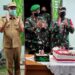 Bupati Gumas Jaya S Monong, Wabup Efrensia L.P Umbing, Kapolres AKBP Irwansah dan lainnya memberi kejutan kepada keluarga besar TNI, di Kelurahan Kampuri, Kecamatan Mihing Raya, Selasa (5/10/2021). (IST)