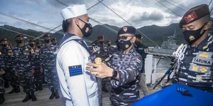 Dokumentasi upacara kenaikan pangkat kepada tamtama TNI AL, "voor den boeg" di KRI Bima Suci. Upacara ini bagian dari sekian banyak tradisi TNI AL yang membentuk jiwa dan semangat matra laut TNI itu, sebagai bagian dari kekayaan bahari nasional. (MASAPNEWS/ANT)