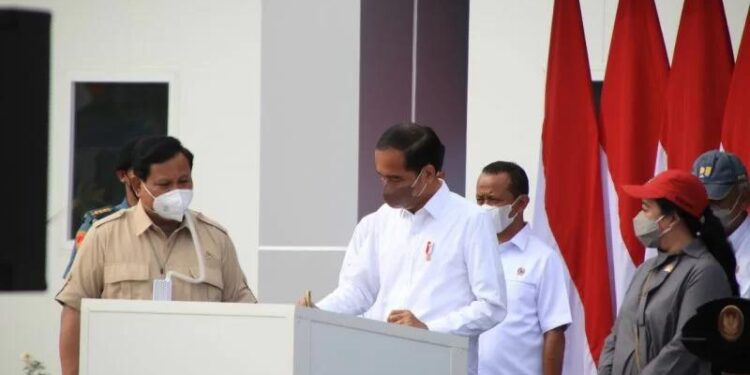 Presiden Joko Widodo (tengah) didamping Menteri Pertahanan Prabowo Subianto (kirI) dan Ketua DPR RI Puan Maharani (kanan) saat meresmikan penggunaan RS Modular Jenderal TNI LB Moerdani di Kabupaten Merauke, Papua. (MASAPNEWS/ANT/HO-PT PP)