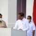 Presiden Joko Widodo (tengah) didamping Menteri Pertahanan Prabowo Subianto (kirI) dan Ketua DPR RI Puan Maharani (kanan) saat meresmikan penggunaan RS Modular Jenderal TNI LB Moerdani di Kabupaten Merauke, Papua. (MASAPNEWS/ANT/HO-PT PP)