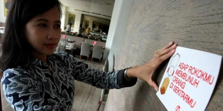 Arsip foto - Peneliti (YLKI) menempelkan stiker saat peluncuran hasil survei Kawasan Dilarang Merokok Hotel dan Restoran di Jakarta, Selasa (10/1). (MASAPNEWS/ANT/M AGUNG RAJASA)