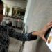 Arsip foto - Peneliti (YLKI) menempelkan stiker saat peluncuran hasil survei Kawasan Dilarang Merokok Hotel dan Restoran di Jakarta, Selasa (10/1). (MASAPNEWS/ANT/M AGUNG RAJASA)