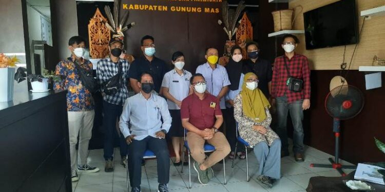 Kepala Disbudpar Kabupaten Gumas Eigh Manto dan jajaran berfoto bersama Tim Peneliti dari Balai Arkeologi Kalsel, di kantor Disbudpar setempat, Rabu (6/10/2021). (MASAPNEWS/GCM)