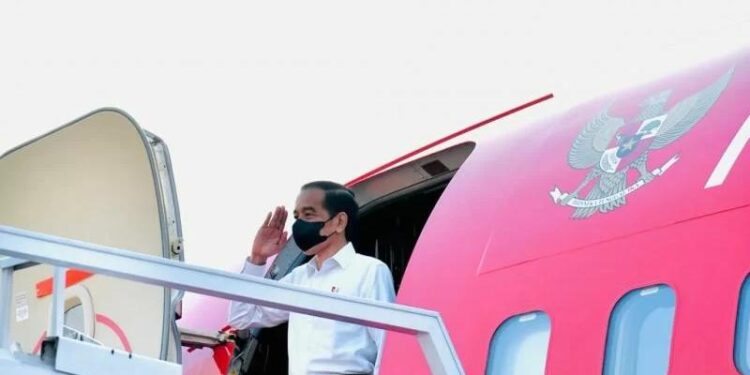 Presiden RI Joko Widodo bertolak ke Jawa Barat, Kamis (8/10) untuk memimpin Upacara Penetapan Komponen Cadangan Tahun Anggaran 2021 di Batujajar, Bandung Barat, Jawa Barat. (MASAPNEWSANT/HO-Biro Pers Sekretariat Presiden)