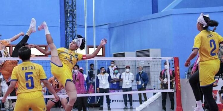 Pesepak takraw putri Jawa Barat Lena (kiri) menyundul bola ke arah atlet Sulawesi Barat Ayu Lestari (kanan) dalam pertandingan babak penyisihan sepak takraw double event putri PON Papua di GOR Trikora Universitas Cenderawasih, Jayapura, Papua, Selasa (5/10/2021). (MASAPNEWS/ANT)
