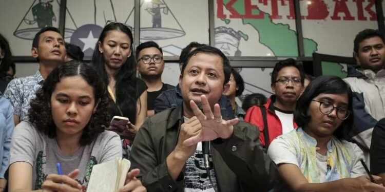 Arsip foto - Akademisi Ubedillah Badrun (tengah). (MASAPNEWS/ANT)