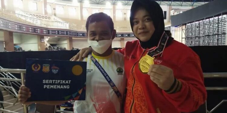 Diah Ayu berpose dengan suami sekaligus pelatihnya di Auditorium Uncen Jayapura, Papua, Jumat (8/10/2021). (MASAPNEWS/ANT)