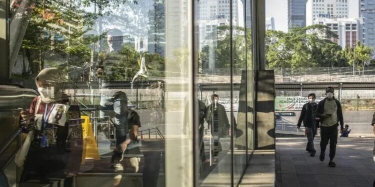 Sejumlah warga berjalan di Jakarta, Jumat (24/9/2021). (MASAPNEWS/ANT)