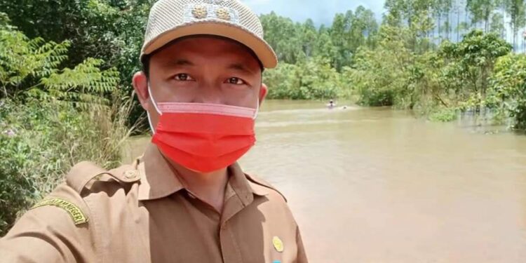Wakil Bupati Riko Porwanto, S.STP saat meninjau kondisi jalan di Lamandau