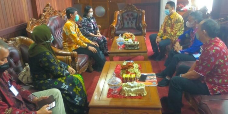 Bupati Lamandau H Hendra Lesmana saat menerima kunjungan Kakanwil DJPB Provinsi Kalteng diruang kerjanya, kemarin.