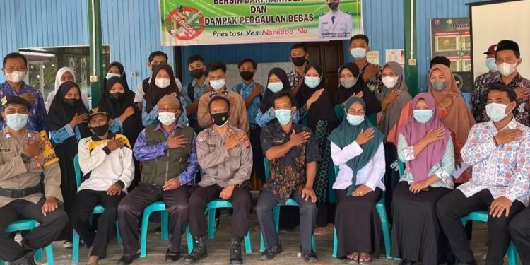 Kasat Binmas Polres Lamandau AKP Dartono fhoto bersama usai memberikan penyuluhan bahaya narkoba di kalangan pelajar di Balai Desa Wonorejo Kecamatan Sematu Jaya, kemarin.
