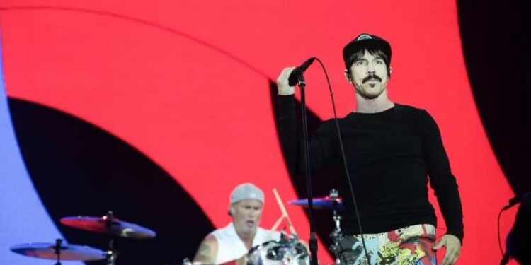 Anthony Kiedis, vokalis Red Hot Chili Peppers saat tampil di Reading Festival (26/8/2016) (PA Images via Reuters Connect/Richard Gray)