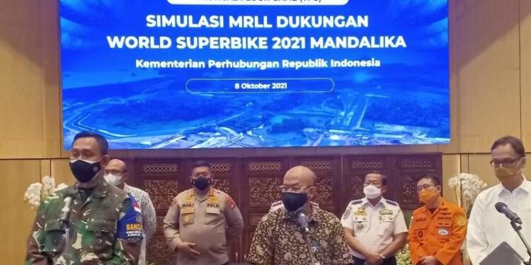 Sekretaris Jenderal Kementerian Perhubungan Djoko Sasono (tengah) didampingi Deputi Bidang Koordinasi Pariwisata dan Ekonomi Kreatif Kemenko Bidang Kemaritiman dan Investasi Odo RM Manuhutu (kanan), dan Danrem 162/Wira Bakti Brigjen TNI Ahmad Rizal R (kiri) saat konferensi pers terkait WSBK, di Jakarta, Jumat (8/10/2021). (MASAPNEWS/ANT)