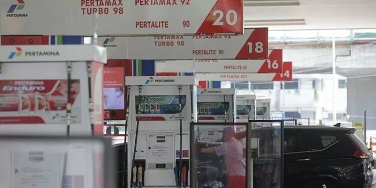 Pegawai melayani pengisian bahan bakar di salah satu SPBU PT Pertamina (Persero) di Jakarta. (MASAPNEWS/ANT)