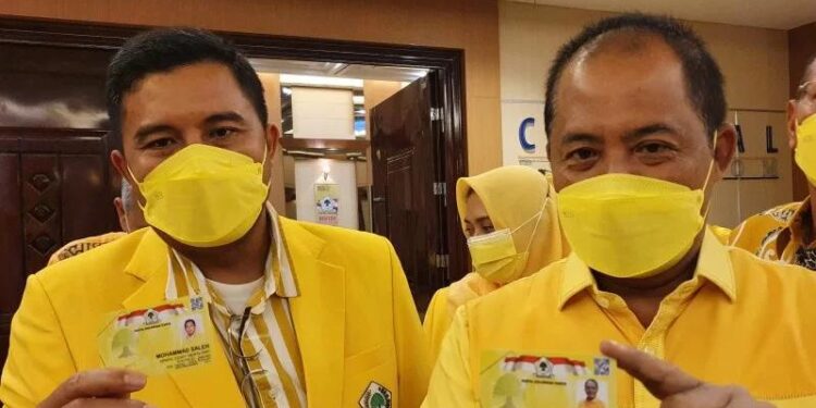 Sekretaris DPD Partai Golkar Jateng Juliyatmono (kanan) menunjukkan kartu tanda anggota (KTA) berbasis NIK. (MASAPNEWS/ANT)