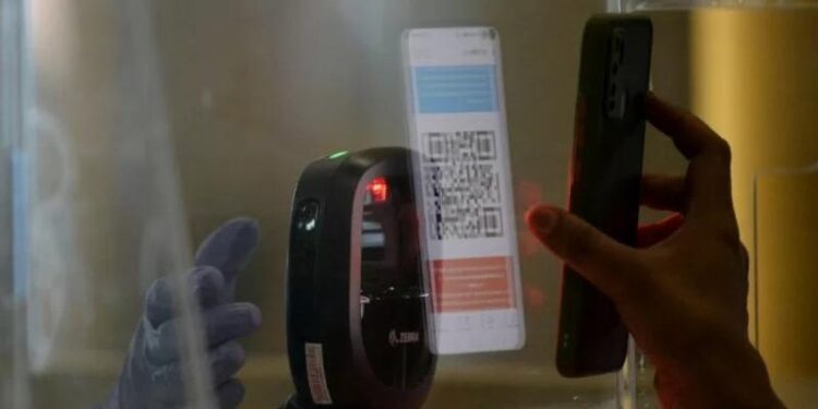 Peserta simulasi memindai QR Code untuk pemeriksaan dokumen kesehatan saat kegiatan simulasi penerbangan internasional di Bandara Internasional I Gusti Ngurah Rai, Badung, Bali, Sabtu (9/10/2021). (MASAPNEWS/ANT)