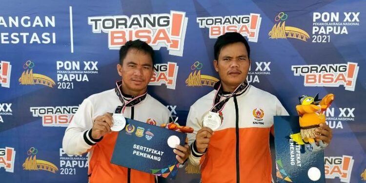 Brigadir Poliyansyah dan Briptu Hendra Jaya menunjukkan medali perak yang diraih. (IST)