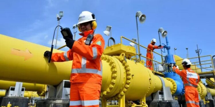 Sejumlah petugas PGN memeriksa instalasi pipa gas. (MASAPNEWS/ANT/HO-PGN)