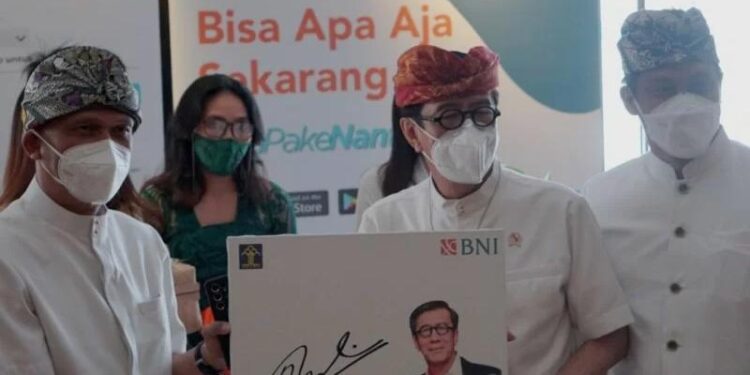 Menteri Hukum dan HAM Yasonna H Laoly (kedua dari kanan), Direktur Treasury & International BNI Henry Panjaitan (kanan), dan Pemimpin Divisi Hubungan Kelembagaan I Ahmad Salman Somantri (kiri) pada peluncuran aplikasi Perseroan Perorangan di Badung, Bali, Jumat (8/10/2021). (MASAPNEWS/ANT/HO-BNI)