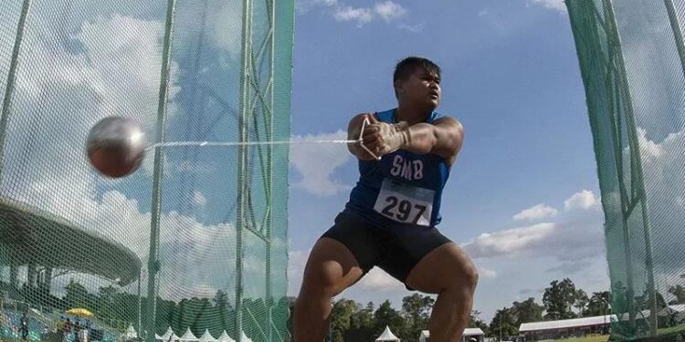 Atlet Sumatera Barat Rafika Putra bertanding dalam final nomor lontar martil putra PON Papua di Stadion Atletik Mimika Sport Center, Kabupaten Mimika, Papua, Minggu (10/10/2021). (MASAPNEWS/ANT)