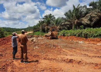 Wabup Lamandau Riko Porwanto, S.STP saat terjun kelapangan untuk monitoring perbaikan jalan bukit pandau desa Perigi di Lamandau, belum lama tadi
