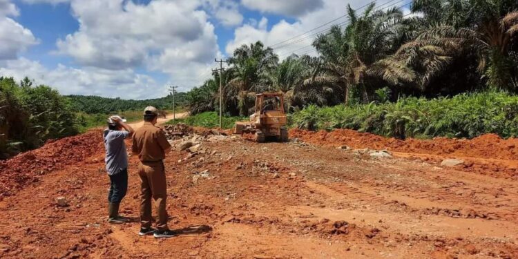 Wabup Lamandau Riko Porwanto, S.STP saat terjun kelapangan untuk monitoring perbaikan jalan bukit pandau desa Perigi di Lamandau, belum lama tadi