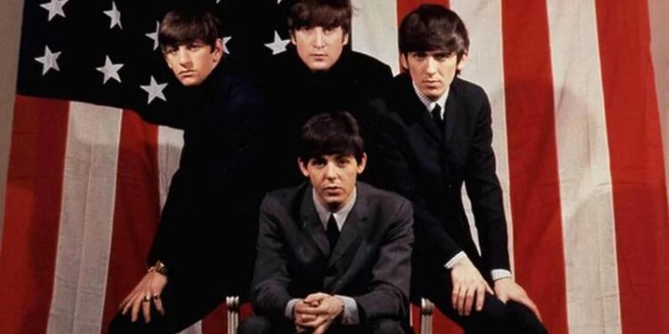 The Beatles, (kiri) Ringo Starr, John Lennon, George Harrison, dan Paul McCartney (duduk), dalam foto publisitas tak bertanggal. (MASAPNEWS/HO-REUTERS)