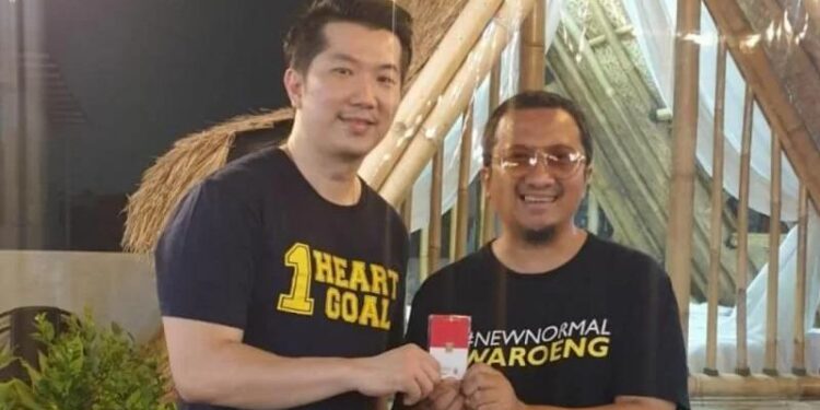 Pimpinan pondok pesantren PPPA Daarul Quran Ustadz Yusuf Mansur (kiri) dan CEO Lotus Archi Rudy Suhendra bekerjasama memperkenalkan investasi emas ke lingkungan pesantren. (MASAPNEWS/ANT/HO-UYM)