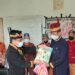 Ketua Harian DAD Kabupaten Gumas, Herbert Y Asin (kiri) menyalurkan bansos kepada tokoh adat dan warga lansia terdampak banjir, di Kedamangan Tewah, Kamis (7/10/2021). (Foto : DAD Kabupaten Gumas)