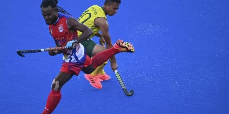 Pemain hoki putra Kalimantan Timur Ari Sandi (kanan) berebut bola dengan pemain hoki putra Papua Lukas R. Mandowen (kiri) saat pertandingan Final Hoki Lapangan Putra PON Papua di Lapangan Hoki Outdoor, Doyo Baru, Kabupaten Jayapura, Papua, Selasa (12/10/2021). (MASAPNEWS/ANT)