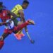 Pemain hoki putra Kalimantan Timur Ari Sandi (kanan) berebut bola dengan pemain hoki putra Papua Lukas R. Mandowen (kiri) saat pertandingan Final Hoki Lapangan Putra PON Papua di Lapangan Hoki Outdoor, Doyo Baru, Kabupaten Jayapura, Papua, Selasa (12/10/2021). (MASAPNEWS/ANT)