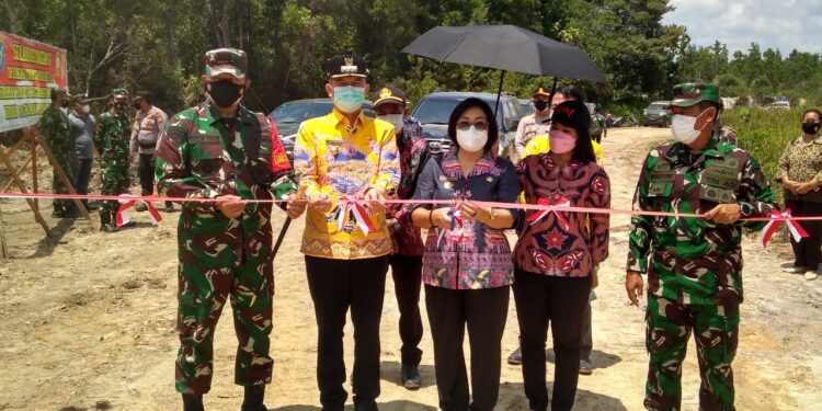 Suasana peresmian jalan yang dibangun melalui program PMMD di Kelurahan Kampuri, Kecamatan Mihing Raya, Kamis (14/10/2021). (Foto : Diskominfosantik Kabupaten Gumas)