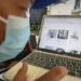 Warga berbelanja produk UMKM melalui laman Rumah Digital Indonesia di Bogor, Jawa Barat,Rabu (22/9/2021). (MASAPNEWS/ANT)