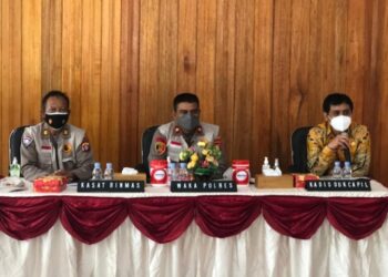 Tim Satgas Saber Pungli UPP Lamandau saat melaksanakan sosialisasi Perpres 87 tahun 2016 di kantor Disdukcapil setempat, Kamis (14/10/2021).
