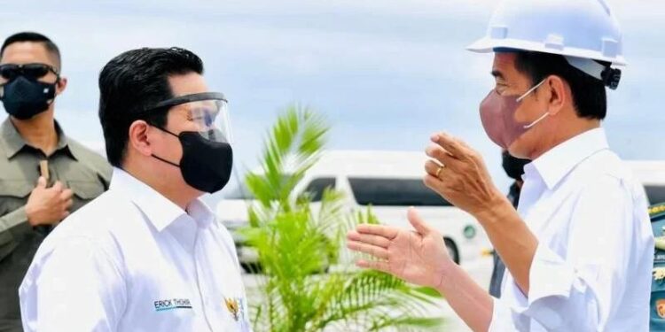 Presiden RI Joko Widodo (kanan) dan Menteri BUMN Erick Thohir dalam peresmian penggabungan Pelindo. (MASAPNEWS/ANT/HO-Kementerian BUMN)