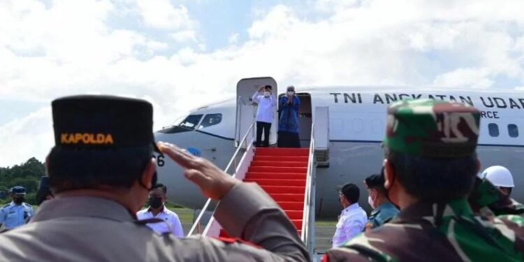 Wakil Presiden Ma'ruf Amin bertolak menuju Provinsi Papua untuk melanjutkan rangkaian agenda kunjunan kerja dari Bandar Udara Rendani Manokwari, Papua Barat, Jumat (15/10/2021). (MASAPNEWS/ANT/HO-Setwapres)