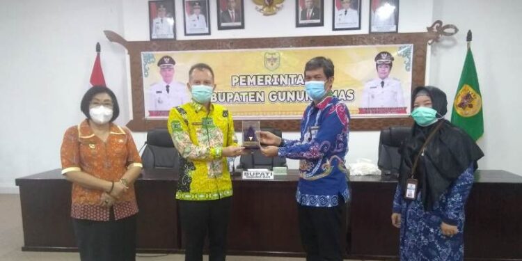 Bupati Gumas Jaya S Monong menerima penghargaan dari Kemenkeu yang diserahkan langsung oleh Kepala Kanwil Ditjen Perbendaharaan Provinsi Kalteng Hari Utomo di Kuala Kurun, Jumat (15/10/2021). (Foto : Diskominfosantik Kabupaten Gumas)