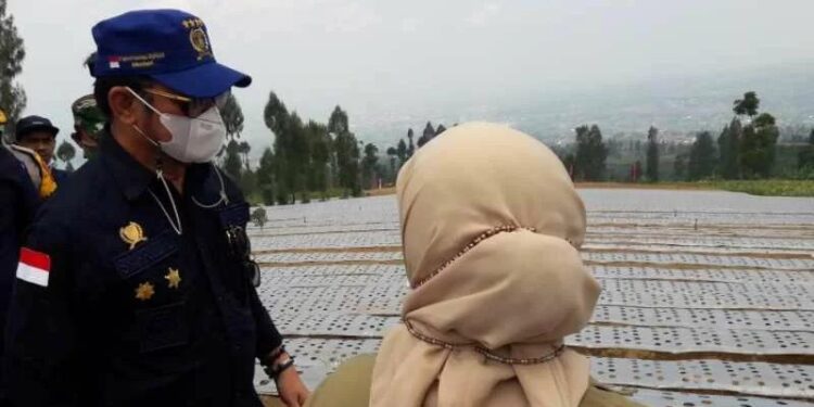 Menteri Pertanian Syahrul Yasin Limpo meninjau salah satu lahan food estate di Desa Bansari, Kecamatan Bansari, Kabupaten Temanggung, Jumat (15/10/2021). (MASAPNEWS/ANT)