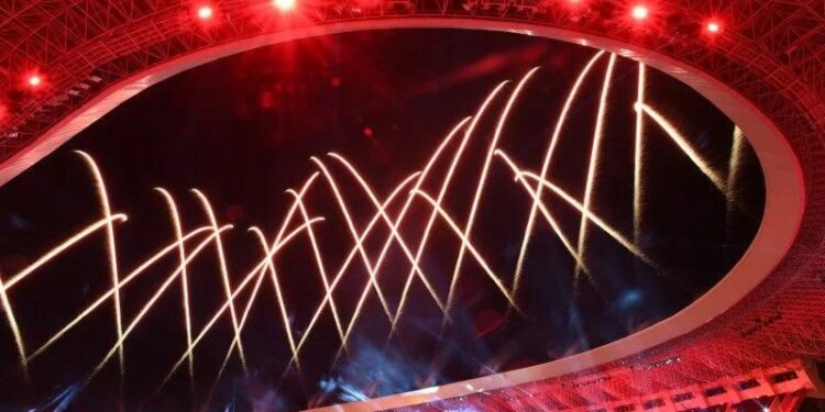 Pertunjukan awal kembang api pada penutupan PON Papua di Stadion Lukas Enembe, Kompleks Olahraga Kampung Harapan, Distrik Sentani Timur, Kabupaten Jayapura, Papua, Jumat (15/10/2021). (MASAPNEWS/ANT)