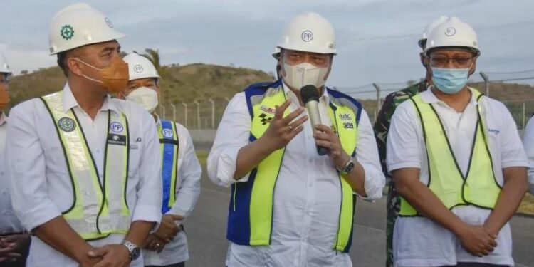 Menteri Koordinator Bidang Perekonomian Airlangga Hartarto (tengah) bersama Dirut ITDC Abdulbar M Mansoer (kiri) dan Gubernur NTB Zulkieflimansyah (kanan) meninjau Pertamina Mandalika International Street Circuit di Kuta, Praya, Lombok Tengah, NTB, Kamis (14/10/2021). Menko Bidang Perekonomian mengapresiasi persiapan yang telah dilakukan dalam menyambut event World Superbike (WSBK) yang akan digelar 19-21 November mendatang serta optimistis penyelenggaraan ajang tersebut akan memberikan efek positif bagi perekonomian NTB dan Indonesia. (MASAPNEWS/ANT)