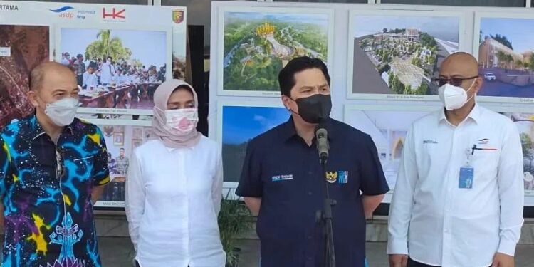 Menteri Badan Usaha Milik Negara (BUMN) Erick Thohir (kedua dari kanan) saat memberikan penjelasan terkait master plan Harbourcity. Lampung Selatan. (16/10/2021). (MASAPNEWS/ANT)