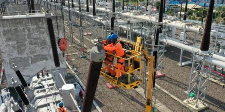 Ilustrasi: Petugas melakukan pengecekan pada IBT #1 di Gardu Induk Tegangan Ekstra Tinggi (GITET) Paiton. (MASAPNEWS/ANT/HO-PLN UIT JBM)