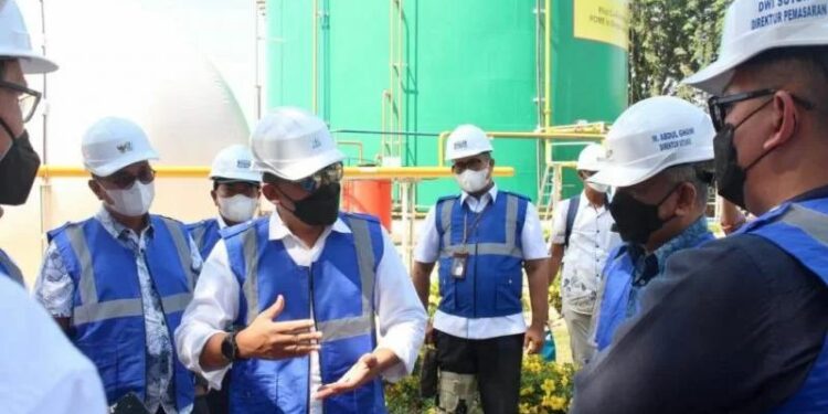 Dirut PTPN III (Persero) Muhammad Abdul Ghani (dua kiri) mendengarkan penjelasan program pengembangan energi terbarukan/EBT dari Chief Executive Officer PTPN V, Jatmiko Santosa (tengah), saat berkunjung ke Kabupaten Kampar, Riau, awal Oktober 2021. (MASAPNEWS/ANT/HO-PTPNV)