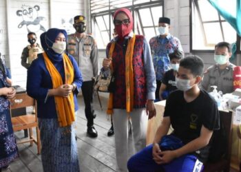 Ketua TP PKK Kalteng Ivo Sugianto Sabran saat meninjau vaksinasi di SMA Negeri 1 Bulik dalam kunkernya di Lamandau, belum lama ini.