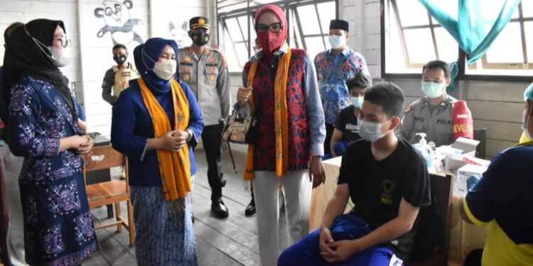 Ketua TP PKK Kalteng Ivo Sugianto Sabran saat meninjau vaksinasi di SMA Negeri 1 Bulik dalam kunkernya di Lamandau, belum lama ini.
