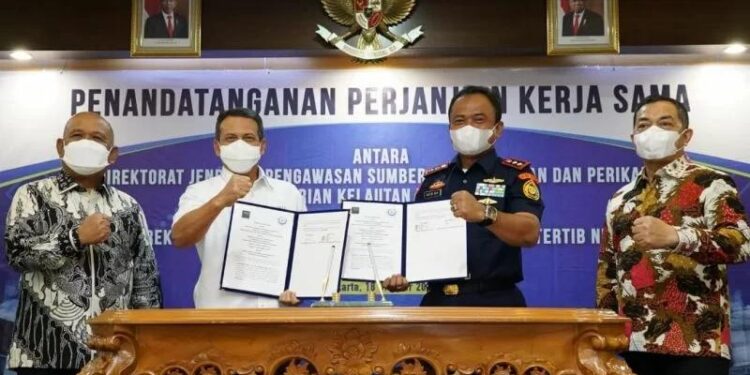 Perjanjian Kerja Sama antara Kementerian Perdagangan dengan Kementerian Kelautan dan Perikanan terkait pengetatan pengawasan impor ikan dan garam, yang digelar di Kantor KKP, Jakarta, Senin (18/10/2021). (MASAPNEWS/ANT/HO-KKP)