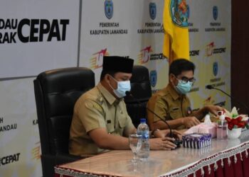Bupati Lamandau H Hendra Lesmana saat memimpin rapat yang didampingi Asisten Perekonomian dan Pembangunan Ir Ray Paskan dengan dunia usaha diaula Setda setempat, Senin (18/10/2021)