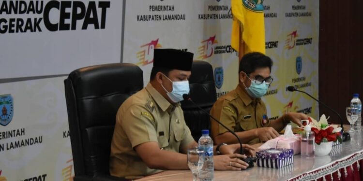 Bupati Lamandau H Hendra Lesmana saat memimpin rapat yang didampingi Asisten Perekonomian dan Pembangunan Ir Ray Paskan dengan dunia usaha diaula Setda setempat, Senin (18/10/2021)
