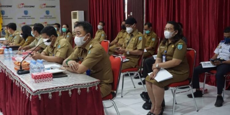 Kepala OPD terkait saat menghadiri rapat expose laporan antara kajian risiko bencana dan rencana penanggulangannya diaula Setda setempat, Senin (18/10/2021).