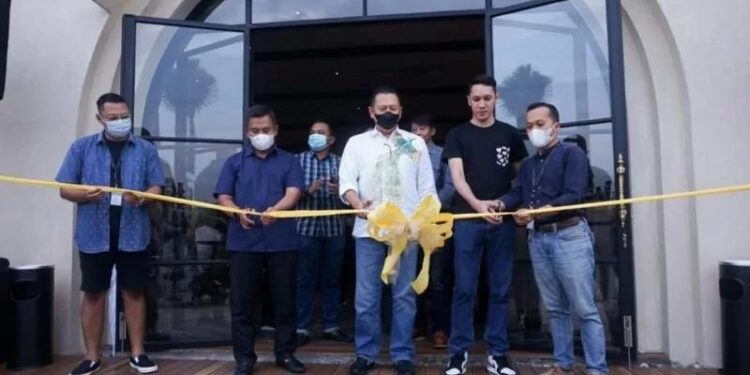 Ketua MPR RI Bambang Soesatyo meresmikan satu usaha kuliner di kawasan Bandara Husein Sastranegara, Bandung, Jawa Barat, Selasa (19-10-2021). (MASAPNEWS/ANT/HO-Humas MPR)